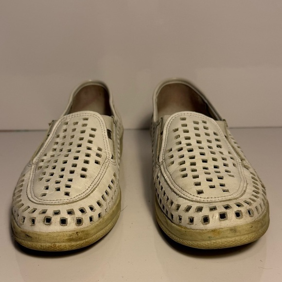Volks Walkers Shoes - Volks Walkers Shoes Women's EUR 37/7-7.5White Leathr PerferatedComfort Europian